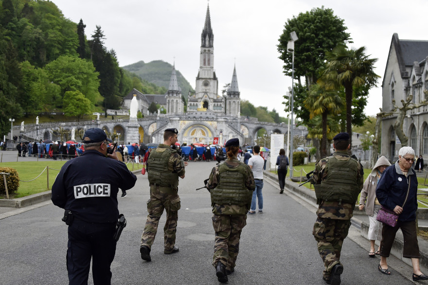 Des forces de l'ordre à Lourdes.