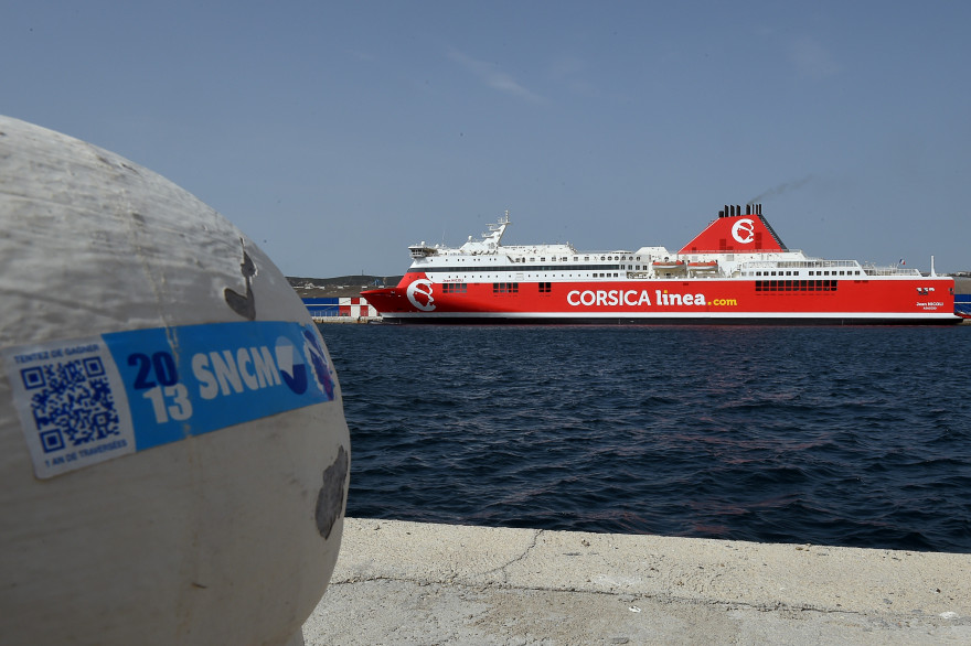 Un ferry Corsica Linea près du port de Marseille.