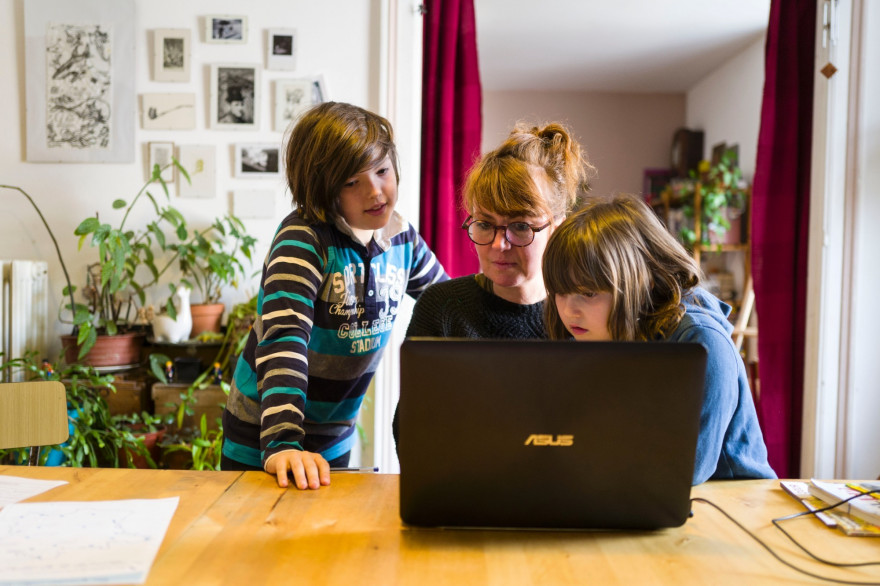 Des enfants et leur maman à Mulhouse le 17 mars 2020