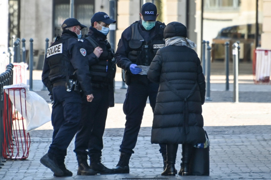 Un contrôle de l'attestation de déplacement dérogatoire dans le cadre du confinement en France le 23 mars à Lille