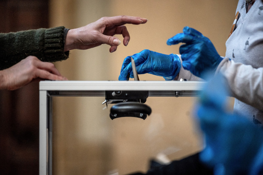 Malgré les mesures sanitaires, de nombreux élus ont contracté le Covid-19 après le premier tour des élections municipales (image d'illustration)