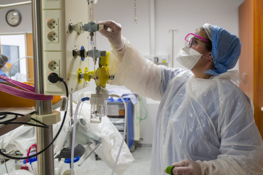 Une infirmière régule l'oxygène d'un patient atteint du Covid-19 à Colmar, le 26 mars 2020