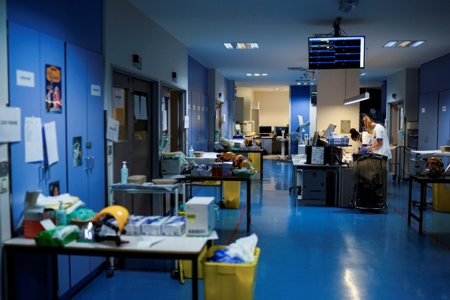 Des personnels médicaux travaillent à l'unité des patients infectés par le coronavirus COVID-19 à l'hôpital Erasme de Bruxelles le 27 mars 2020.