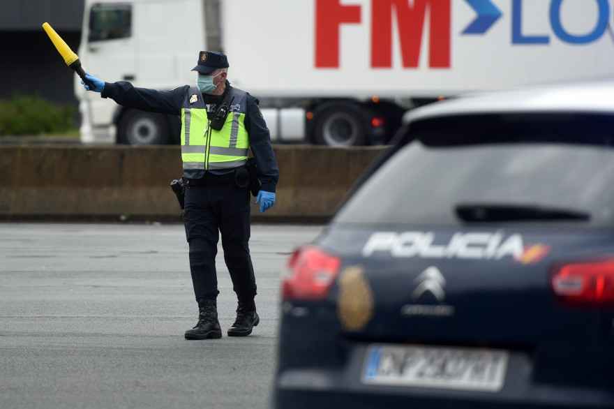 Un policier à la frontière franco-espagnole pendant la pandémie de coronavirus, le 17 mars 2020 à Biriatou (France)