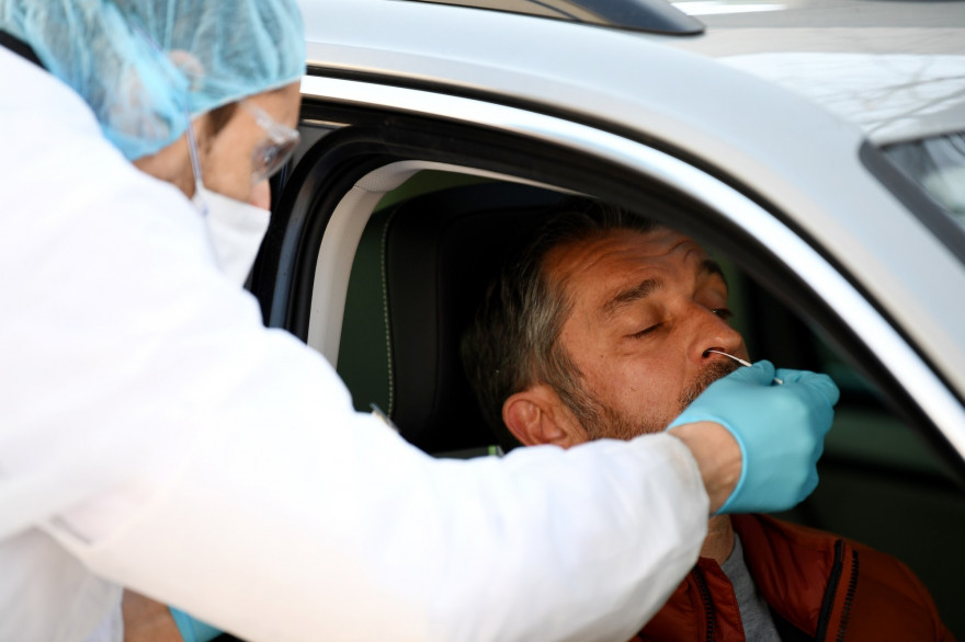 Un homme se fait dépister du coronavirus dans un point de dépistage au sud de Paris le 23 mars 2020