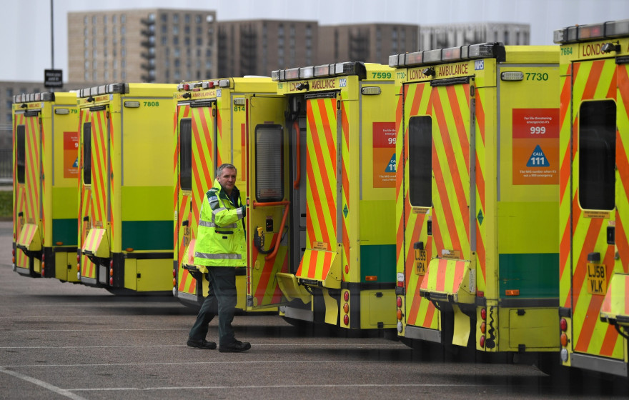 Des ambulances stationnent à Londres, le 29 mars 2020