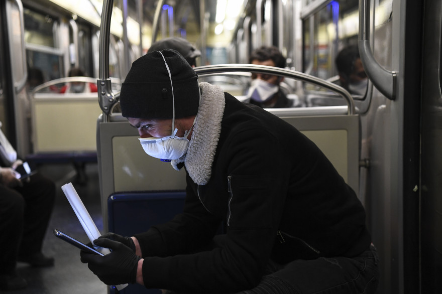 Un homme sur son smartphone dans le métro parisien le 23 mars 2020