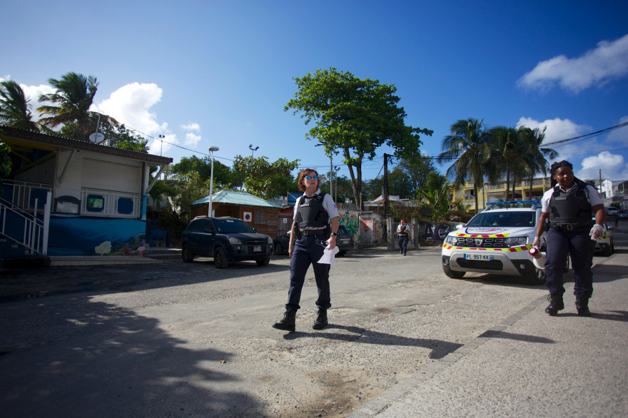 Des policiers patrouillent afin de faire respecter le confinement en Guadeloupe, le 20 mars 2020