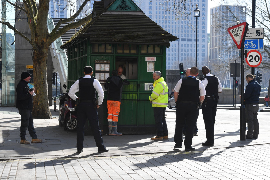 Des policiers londoniens dans les rues pendant le confinement le 24 mars 2020