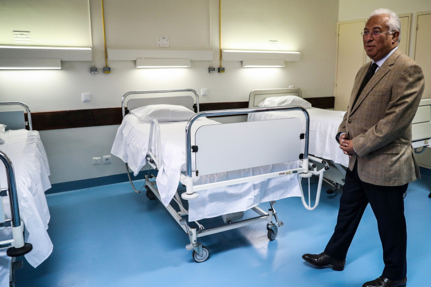 Le Premier ministre portugais Antonio Costa dans un centre militaire d'accueil des malades du Covid-19, le 30 mars 2020