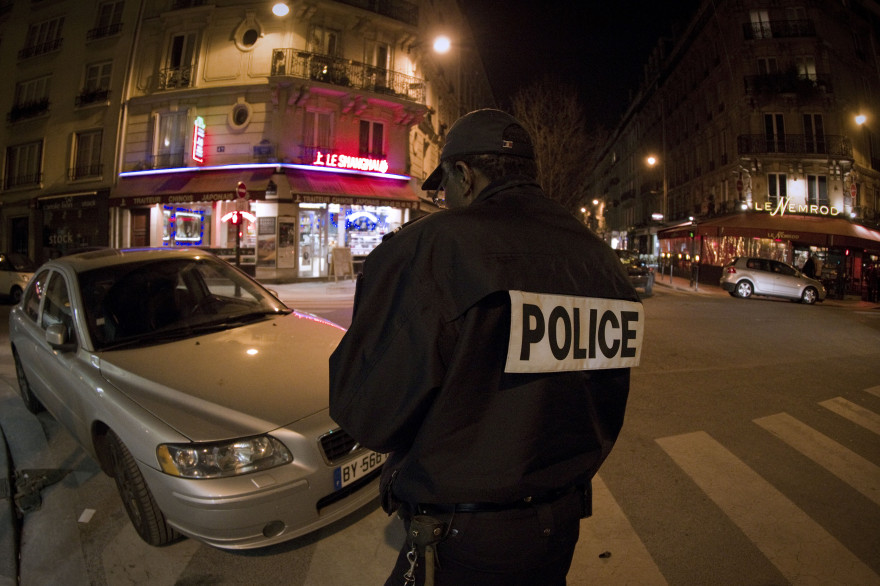 Un policier en patrouille pendant la nuit (illustration)