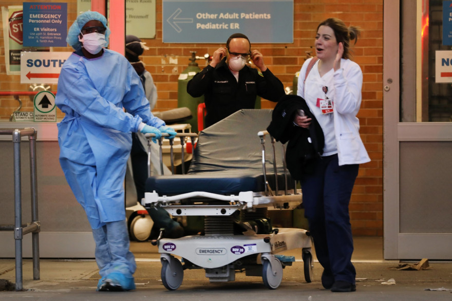 Des soignants font face à la pandémie de Covid-19 dans un hôpital de New York, le 2 avril 2020