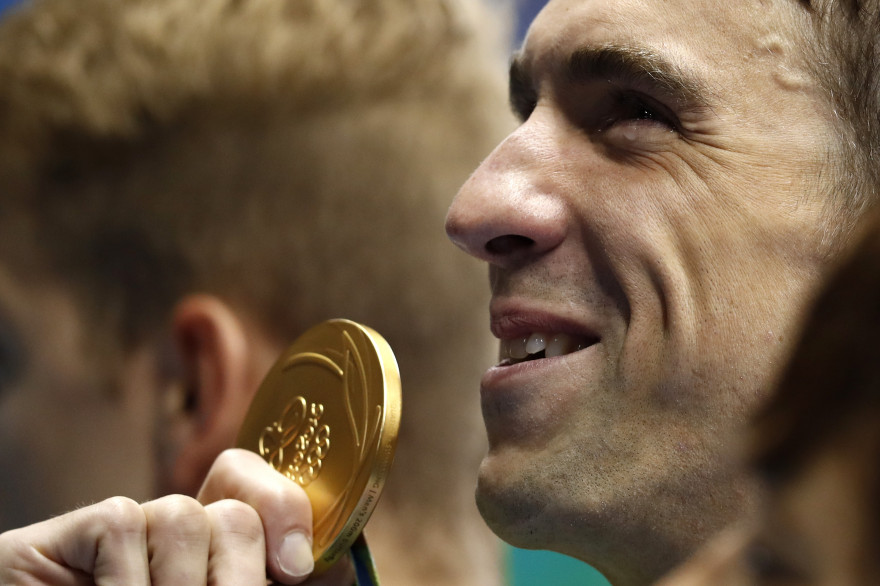 Michael Phelps tient sa 20e médaille d'or olympique à Rio, le 9 août.
