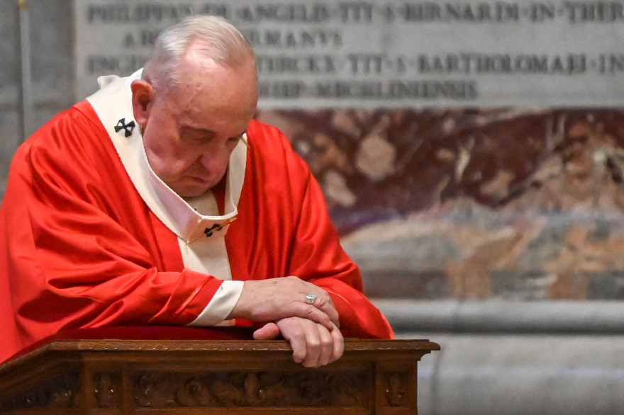 Le Pape François, agenouillé, en prière, le dimanche 6 mars 2020 en la basilique Saint-Pierre de Rome, à l'occasion du Dimanche des Rameaux