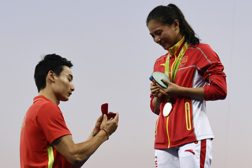 Un plongeur chinois demande la main de sa compagne à la descente du podium olympique