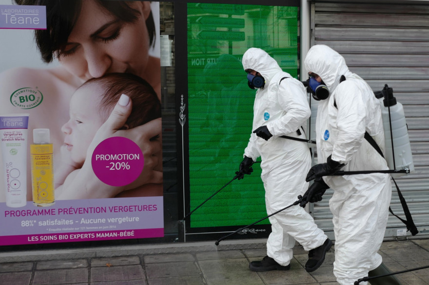Des agents de la ville de Nice pulvérisent du produit désinfectant dans les rues de la ville le 26 mars 2020