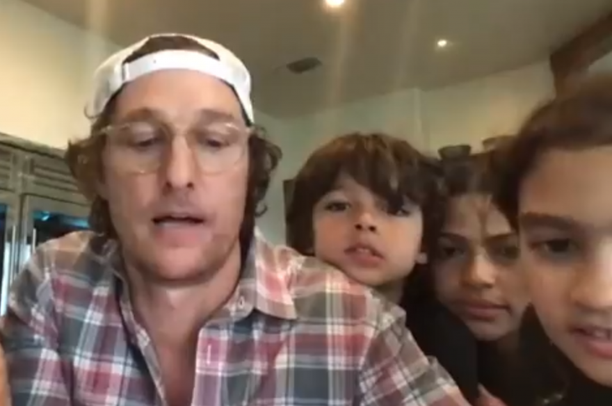 Matthew McConaughey et sa famille pendant la partie de bingo