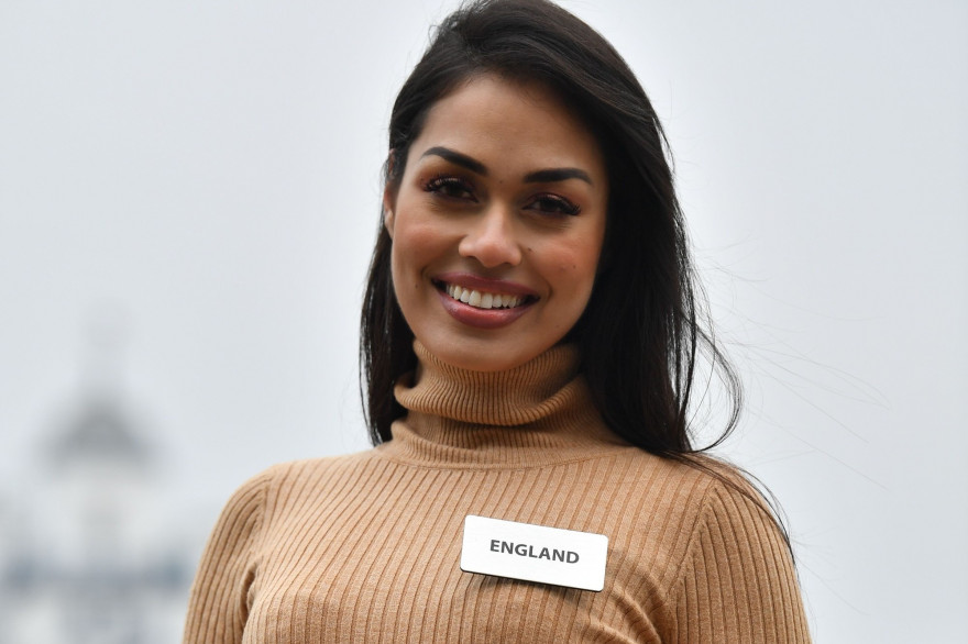 Bhasha Mukherjee, interne en médecine et Miss Angleterre 2020, a décidé de venir en aide au personnel soignants de son pays, en pleine crise de Covid-19