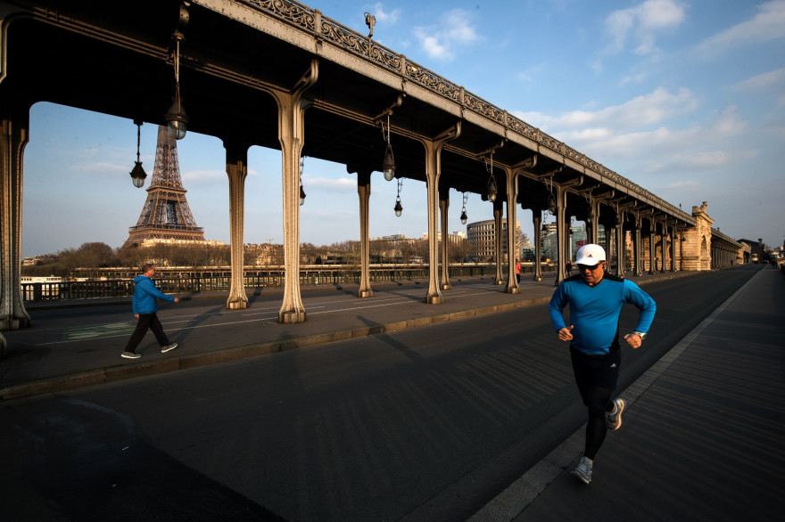 Un homme court sur le pont Bir-Hakeim à Paris, le 27 mars 2020
