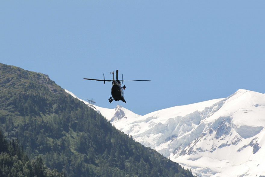 Un hélicoptère de secours survole le mont Maudit, dans le massif du Mont-Blanc en Haute-Savoie (illustration)