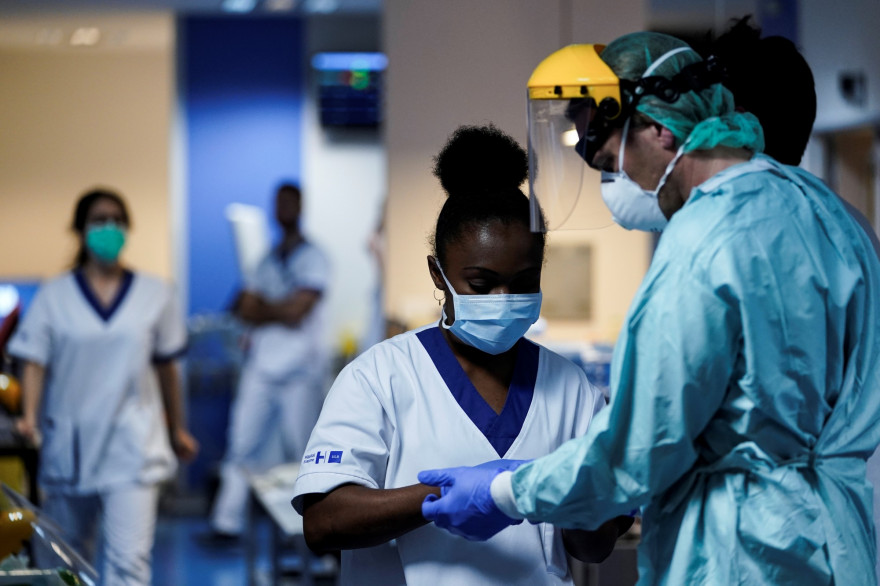 Des soignants au sein d'une unité dédiée aux patients du Covid-19 (illustration)