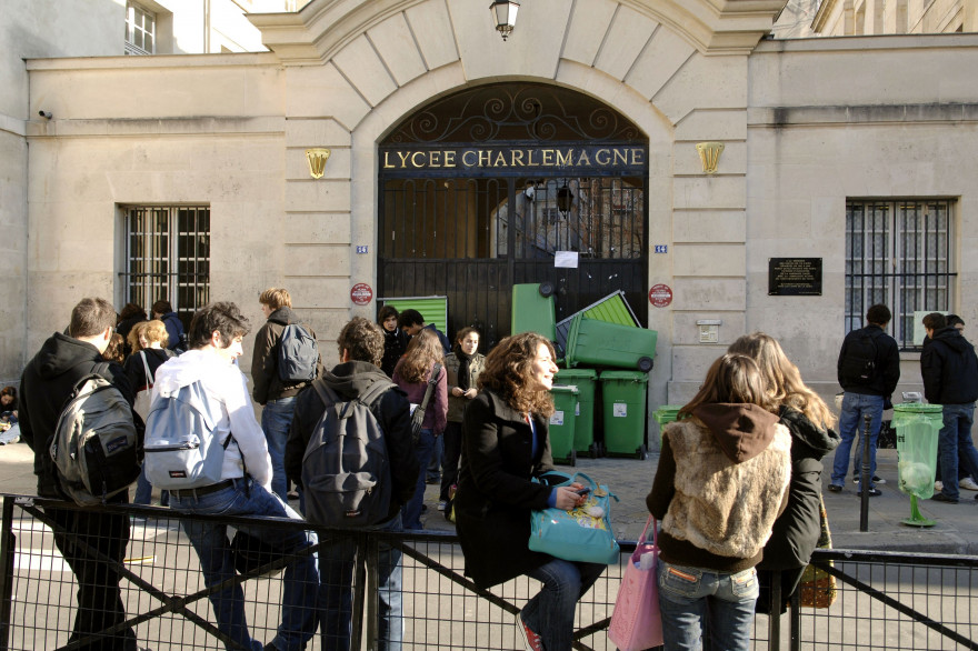 Des élèves devant le lycée Charlemagne, à Paris