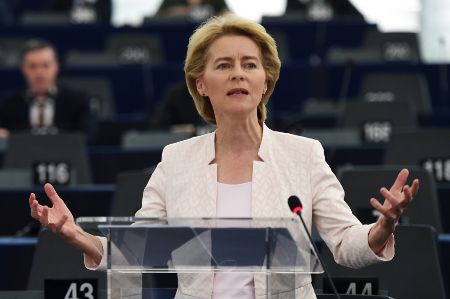 "Les enfants et les jeunes jouiront plus tôt de davantage de liberté de mouvement que les personnes âgées et celles avec des antécédents médicaux", a ajouté Ursula von der Leyen, la présidente de la Commission européenne.