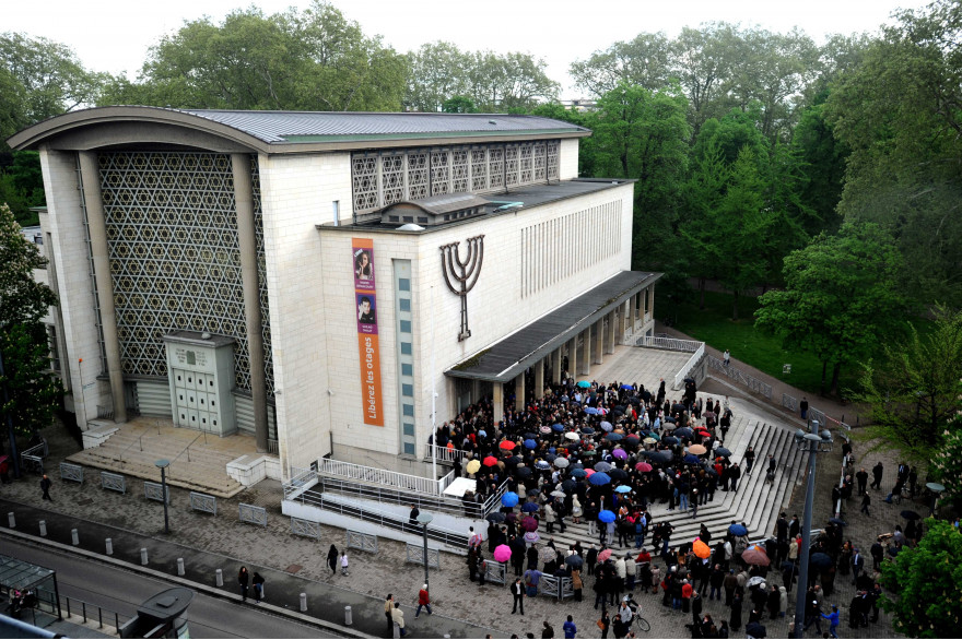 Un rassemblement devant la grande synagogue de Strasbourg suite a l'agression antisemite en plein centre de Strasbourg d'un homme qui portait une kippa en mai 2010.