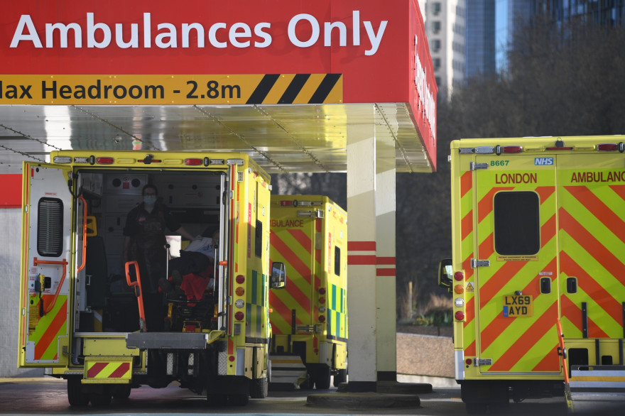 Des ambulances garées devant l'hôpital Saint-Thomas de Londres, où a été hospitalisé Boris Johnson.