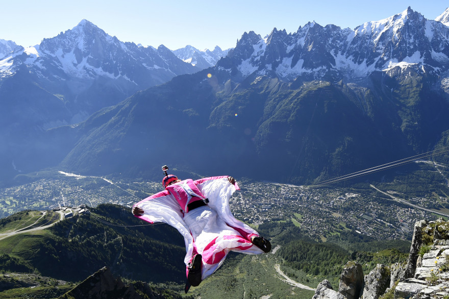 Un wingsuiter qui saute du massif du Brévent en 2014 (illustration)