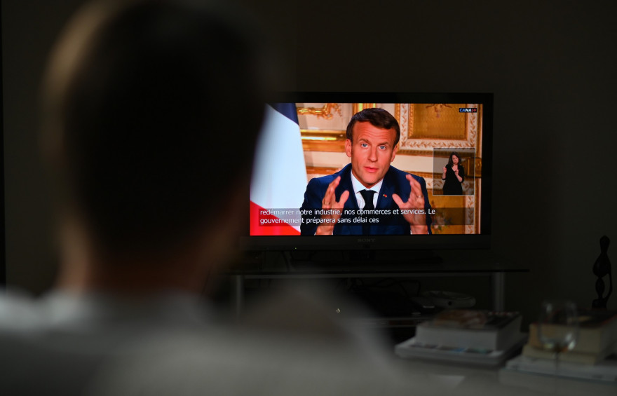 Un téléspectateur devant l'allocution d'Emmanuel Macron, le 13 avril