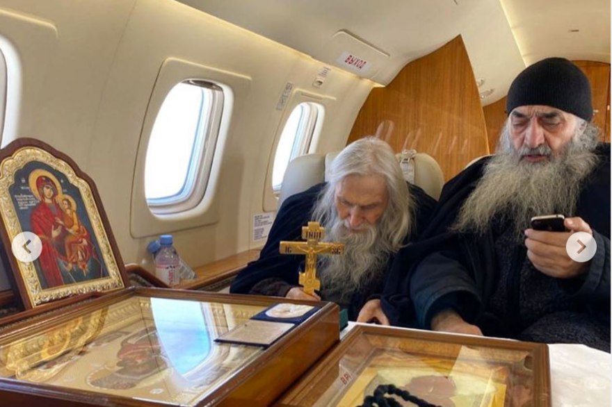 L'archimandrite Iliy Nozdrine (à gauche)