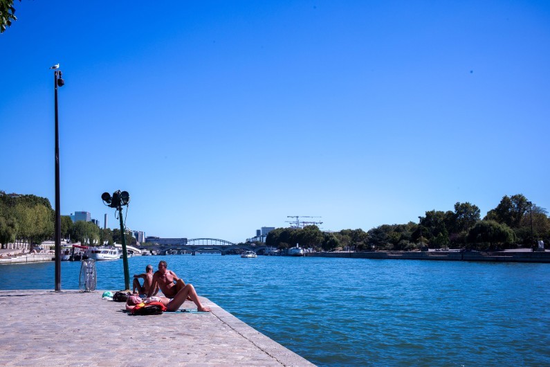 Des Parisiens au bord de l'eau pour échapper aux fortes chaleurs