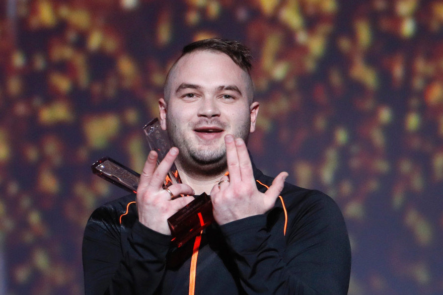 Le rappeur Jul organise une vente aux enchères pour les Hôpitaux de France