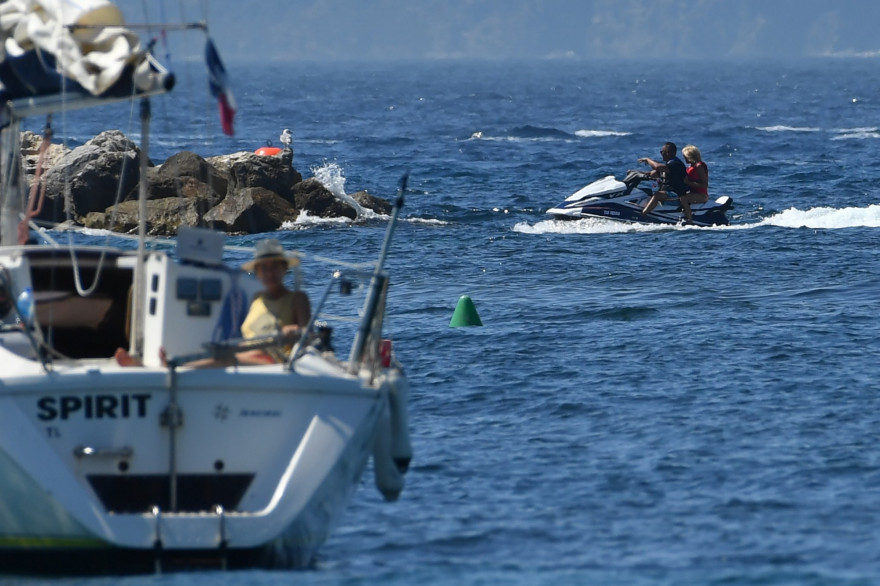 Brigitte Macron fait du jet-ski, au large du Fort de Brégançon, la résidence présidentielle estivale officielle, à Bormes-les-Mimosas le 12 août 2018.