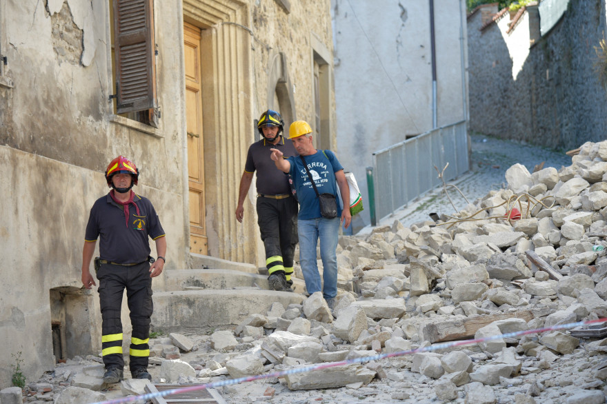 Des secouristes sur les lieux du séisme à Amatrice, le 23 août.