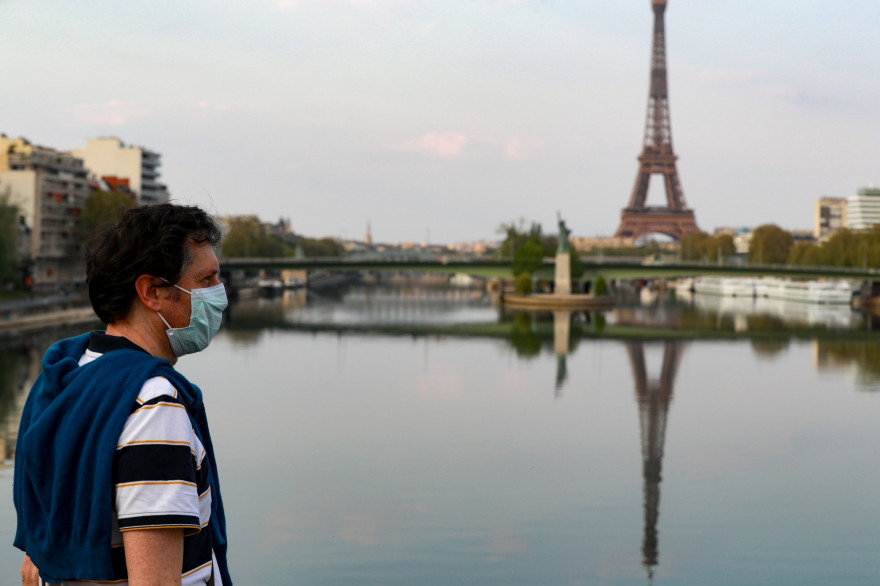 Un homme marche sur un pont au-dessus de la Seine, à Paris pendant l'épidémie de coronavirus
