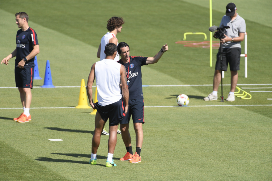 Unai Emery en discussion avec Thago Silva