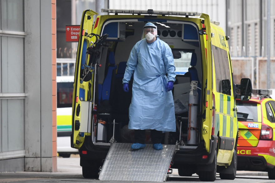 Un ambulancier à Londres, pendant l'épidémie de coronavirus, le 18 avril 2020
