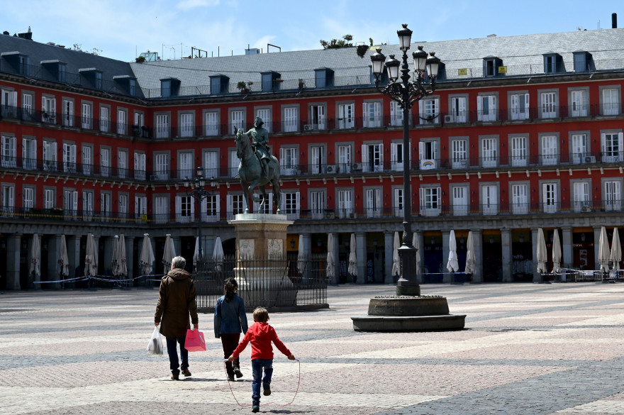 La Plaza Mayor de Madrid le 26 avril 2020 lors du confinement pour empêcher la propagation de la maladie COVID-19.