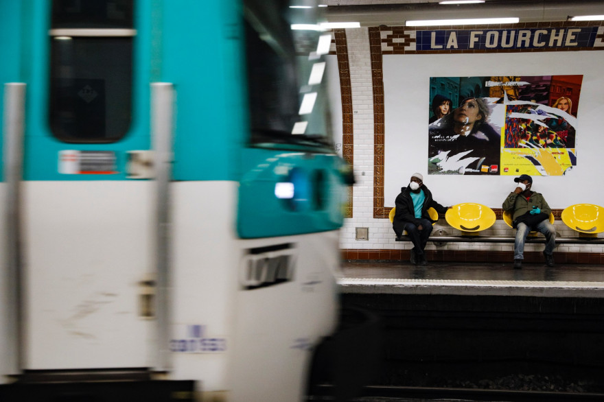 Des personnes dans le métro parisien, le 24 avril 2020