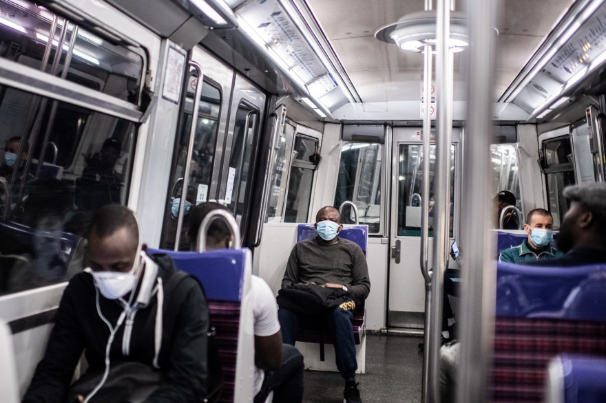 Passagers dans le métro parisien le 23 avril 2020.