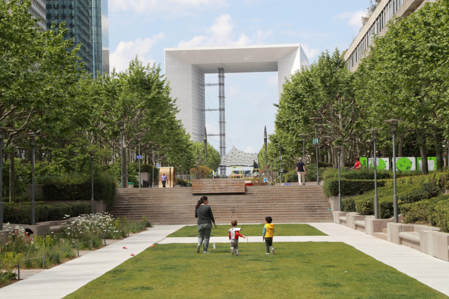Des enfants et leur mère devant la Grande Arche de la Défense