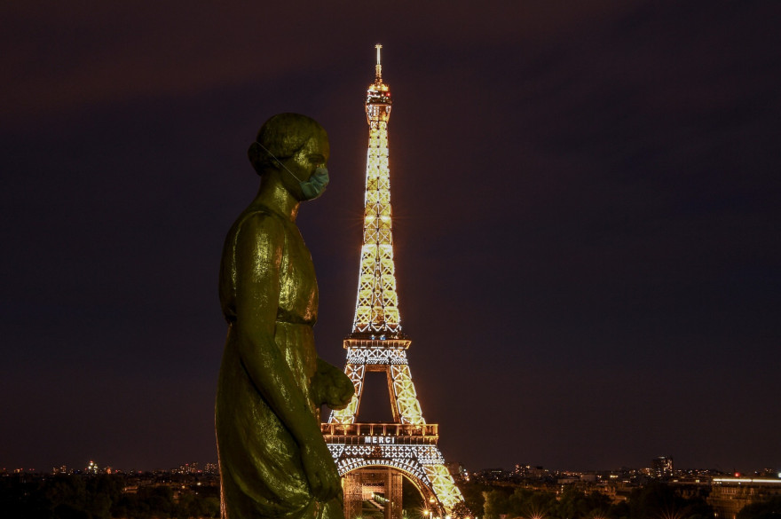La tour Eiffel illuminée en hommage au personnel soignant ce 2 mai à 20h.