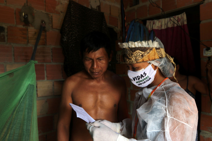Une infirmière rend visite à un patient dans la banlieue de Manaus, dans l'État d'Amazonas.