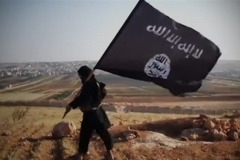 Un jihadiste avec le drapeau de l'État islamique. (Illustration)