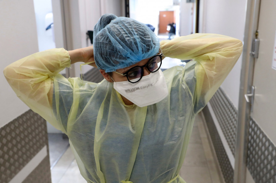 Une infirmière ajuste son masque de protection, dans une unité Covid-19, en France.