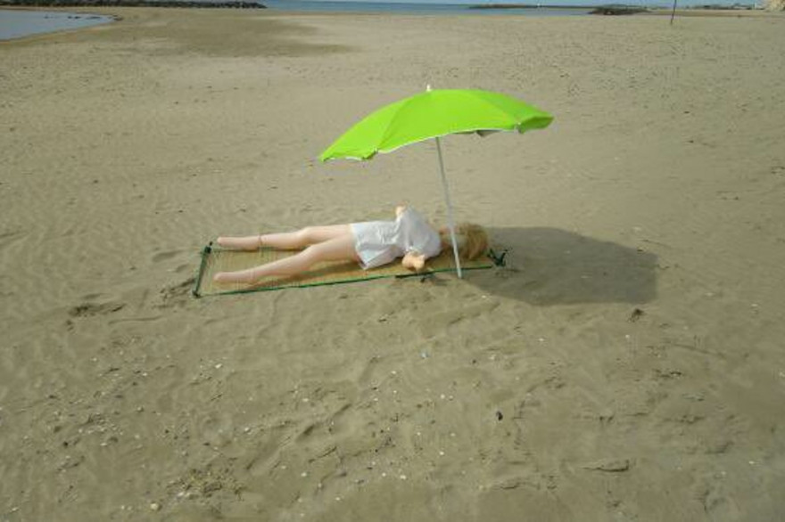 La poupée gonflable sur sa serviette sur la plage de Carnon près de Montpellier (34)