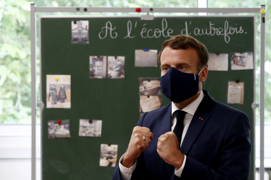 Emmanuel Macron, vêtu d'un masque, dialogue avec des enfants à Poissy mardi 5 mai 2020