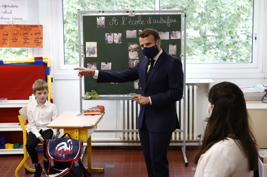 Emmanuel Macron en visite dans une école à Poissy dans les Yvelines, le 5 mai 2020